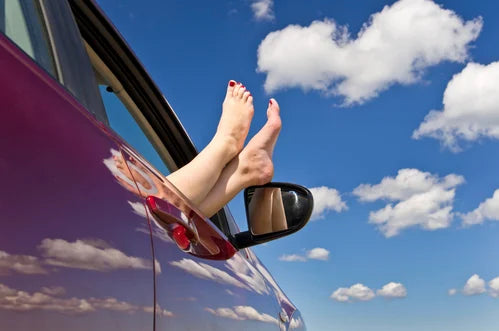 Jambes lourdes en avion ou en voiture : comment soulager la circulation en voyage